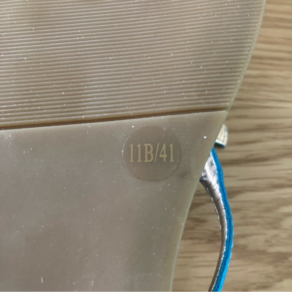 BCBG Paris Size 11 Blue Thong with Bows - NWOT - Picture 3 of 6